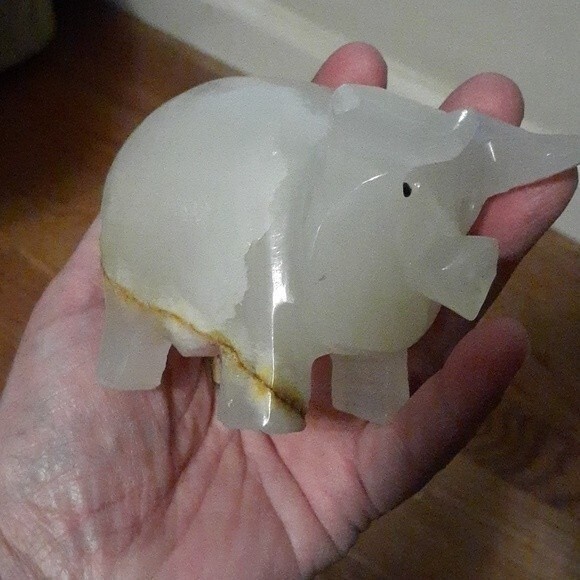Natural carved Stone Pig figuring paperweight - Picture 8 of 8